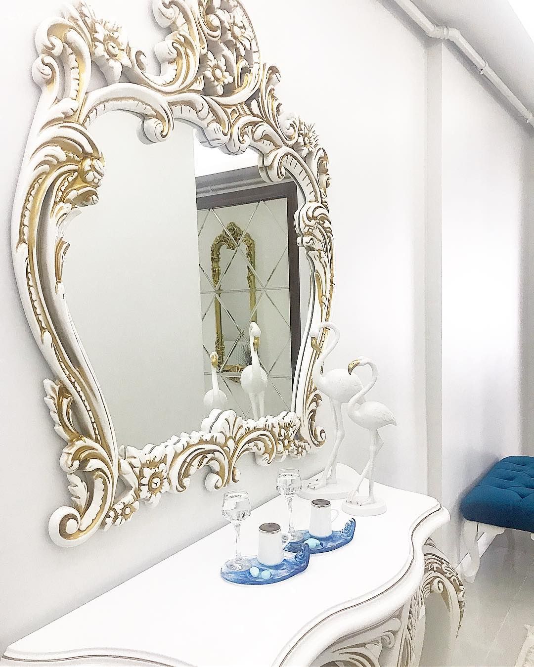 Dresuar, Oymalı mobilya, Ayna, Lukens ayaklı dresuar, Beyaz, Parlament mavisi, Halı, Sunum