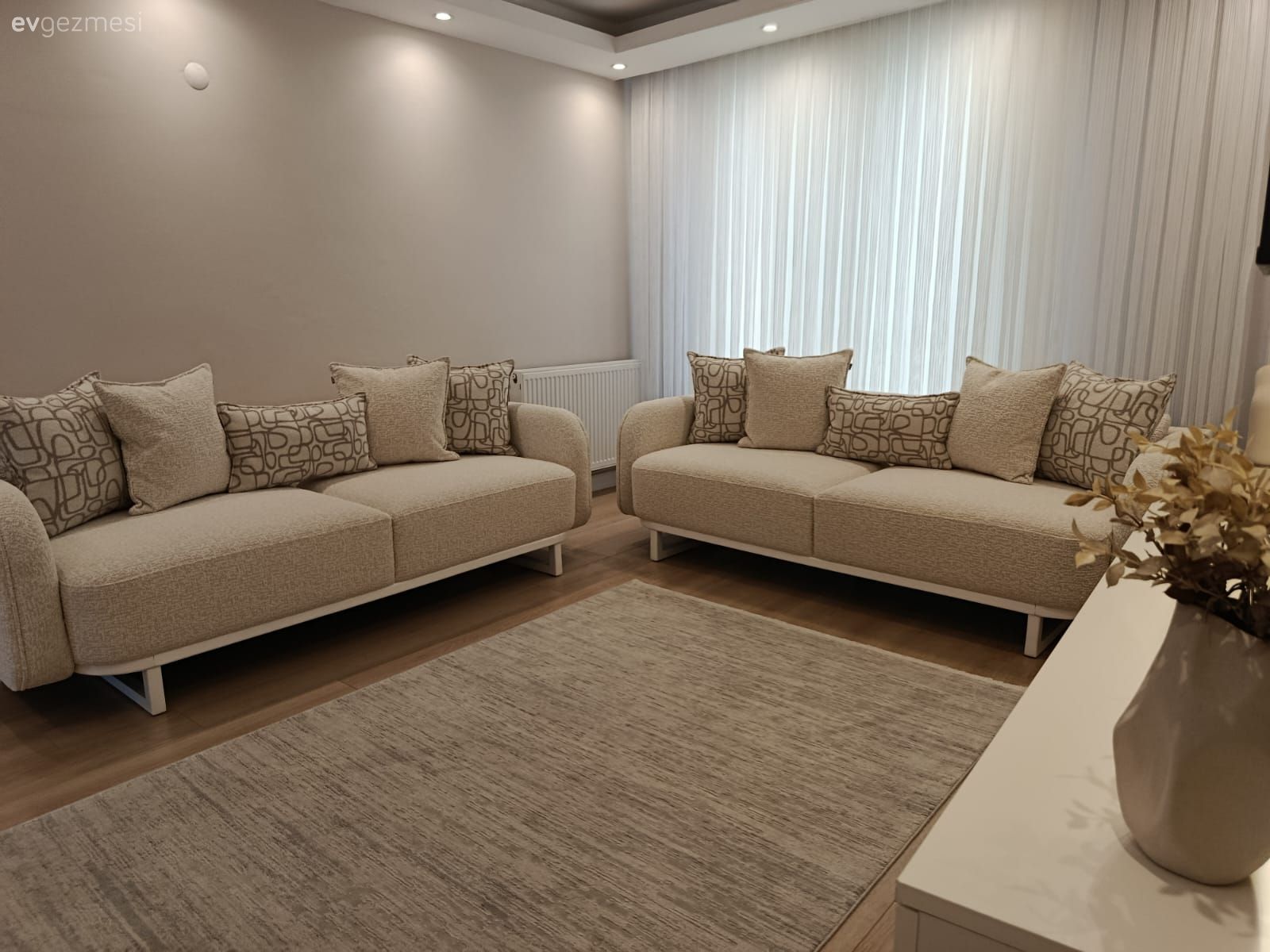 Salon, Modern, Krem, Bej, Koltuk takımı, Tül perde, Perde, Halı, Salon halısı, Spot aydınlatma, Aydınlatma