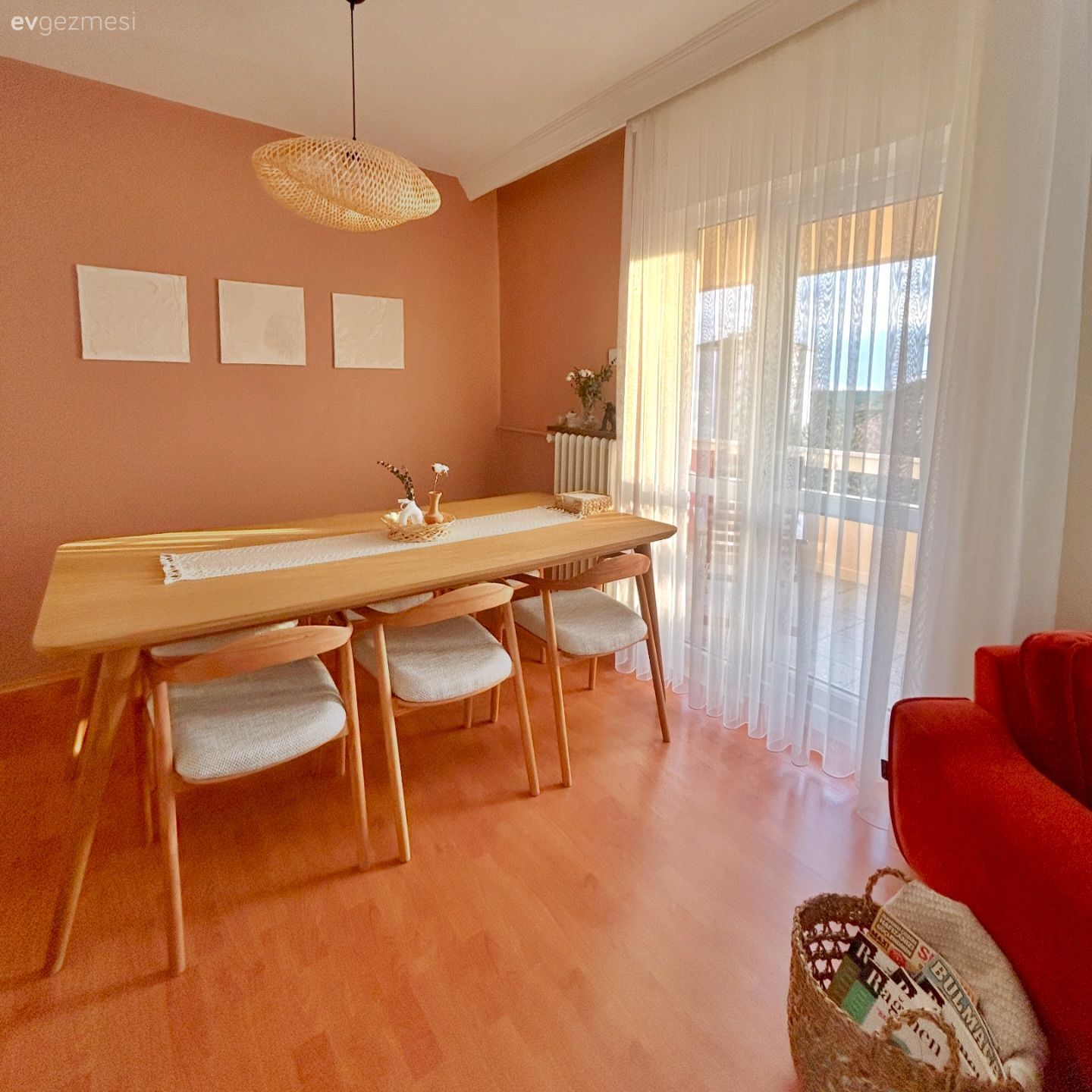 Turuncu duvar rengi, Ahşap Mobilya, Beyaz, Tül perde, Perde, Sandalye, Parke, Berjer, Turuncu, Hasır sepet, Bohem Dekorasyon