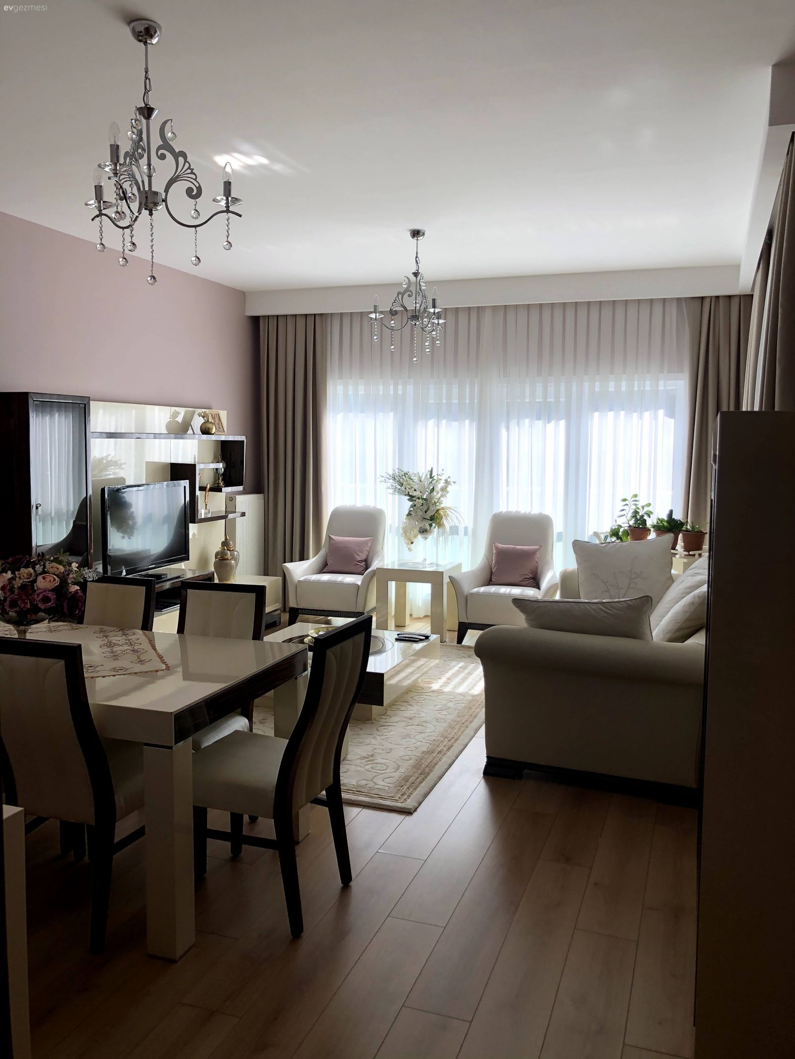 Salon, Klasik, Beyaz, Siyah, Krem, Koltuk takımı, Orta sehpa, Sehpa, Berjer, Tül perde, Perde, Tv ünitesi, Tv ünitesi aksesuarları, Ev Aksesuar, Halı, Salon halısı