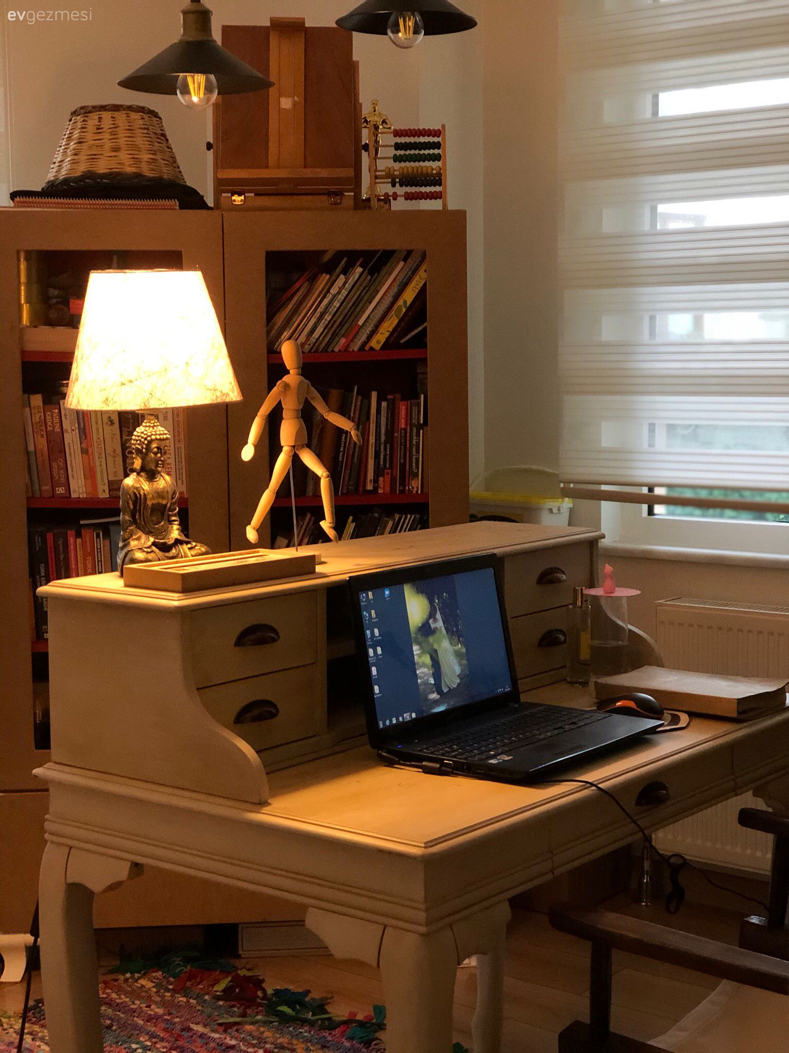 Çalışma odası, Beyaz, Kitaplık, Abajur, Aydınlatma, Zebra Perde, Perde, Dekoratif Objeler