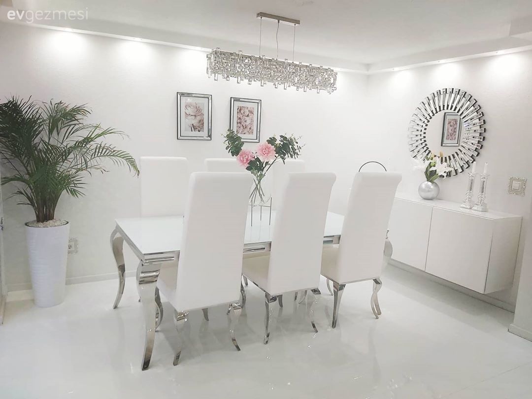 Yemek Odası, Art deko, Yemek masası, Sandalye, Yemek odası avizesi, Vazo, Ev Aksesuar, Ev bitkisi, Konsol, Konsol üzeri dekoratif objeleri, Yuvarlak ayna, Dekoratif ayna, Şamdan, Çerçeve