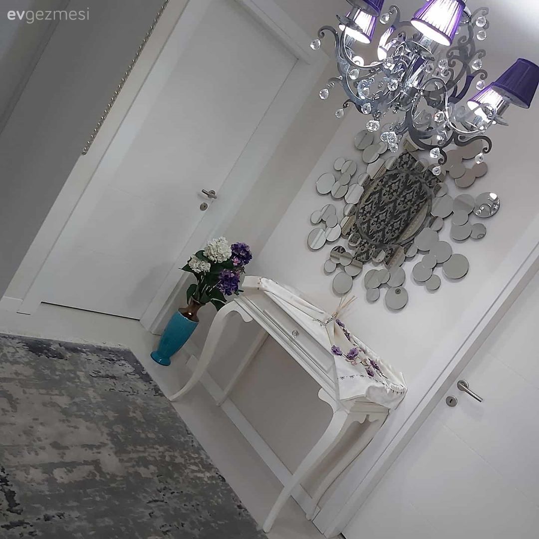 Bu Evin İçinde Kırmızının İddiası Ahşapların Sıcaklığıyla Karışmış!