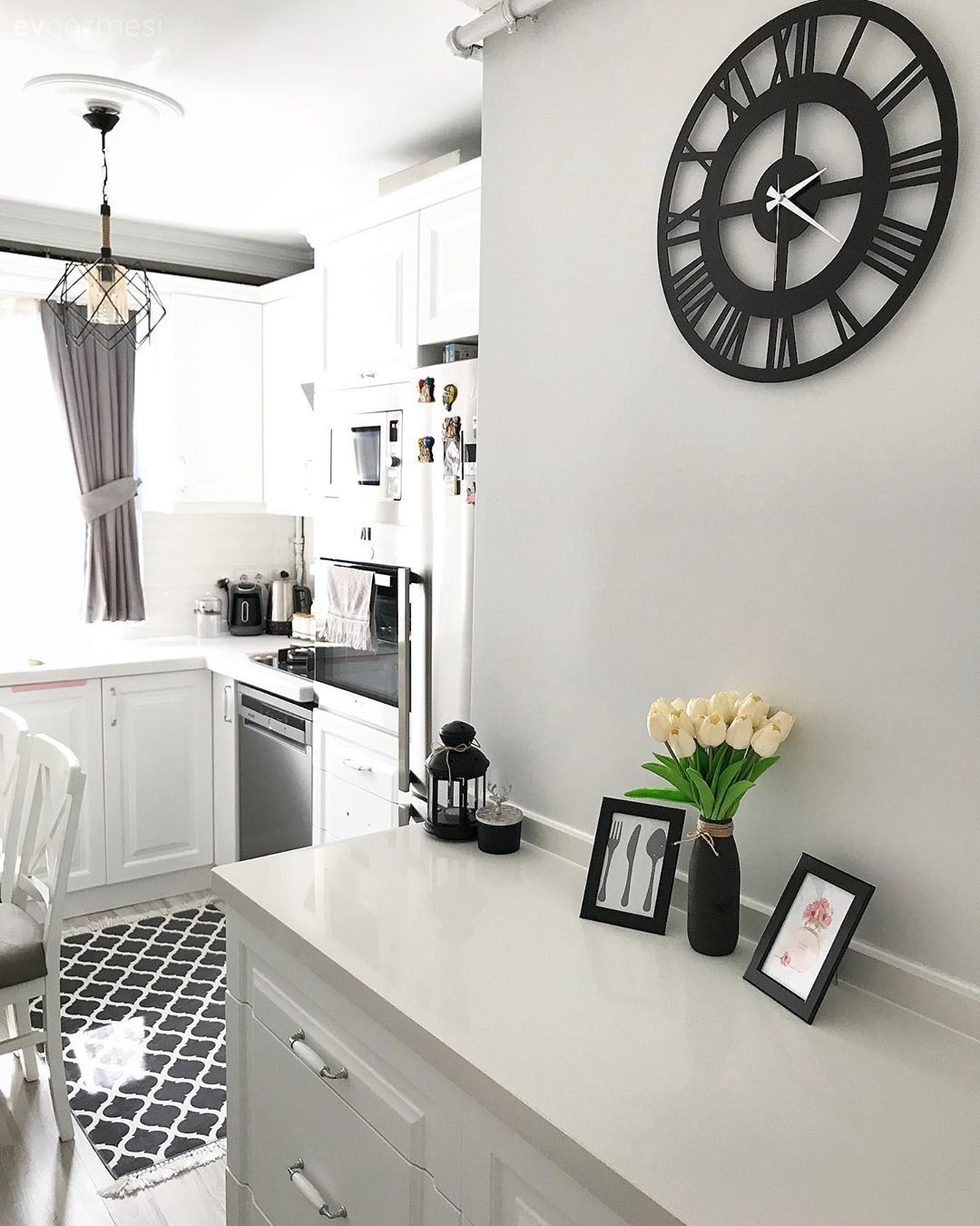 Mutfak, Beyaz, Siyah, Duvar saati, Duvar dekorasyonu, Mutfak perdesi, Mutfak Avize Modelleri, Shaker kapaklı dolaplar, Geometrik desen, Desenler, Mutfak halısı, Mutfak aksesuarları