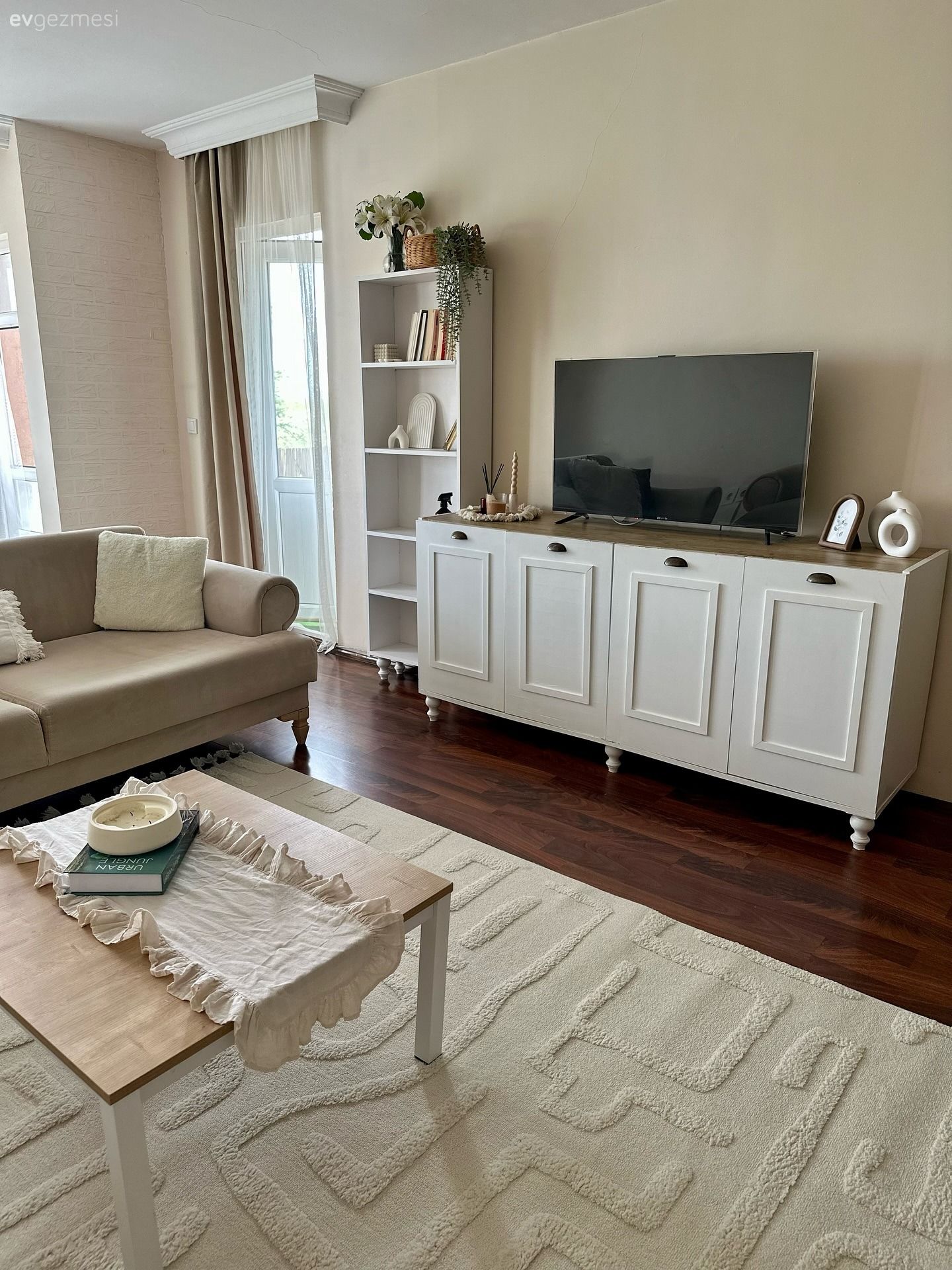 Modern ve Sıcak Bir Salon İçin 10 Kolay Uygulama