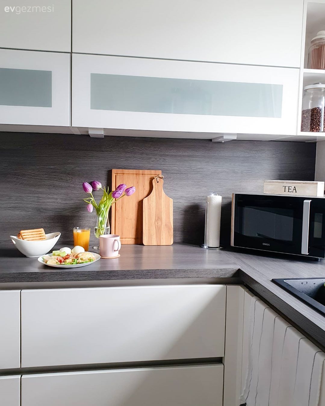 Mutfak, Beyaz mutfak, Modern mutfak, Kulpsuz mutfak dolabı, Beyaz, Gri, Siyah, U-tipi mutfak, Pencere önü eviye, Eviye , Mutfak aksesuarları, Mutfak tezgahı, Mutfak tezgah arası, Mutfak rafı