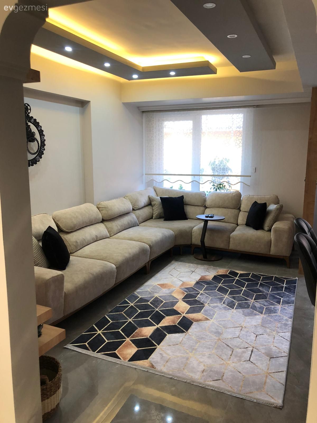 Mutfak yarım adası, Mutfak, Beyaz ve ahşap mutfak, Ahşap mutfak, Siyah, Vizon, Mutfak köşesi, Köşe koltuk, Koltuk takımı, Tavan dekorasyon, Halı