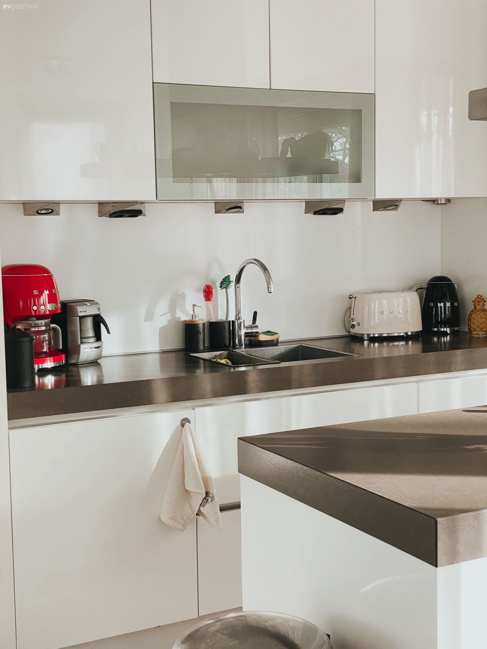 Bu Evde Duvar Boyamak Yasak Ama Renkli Mobilya Kullanmak