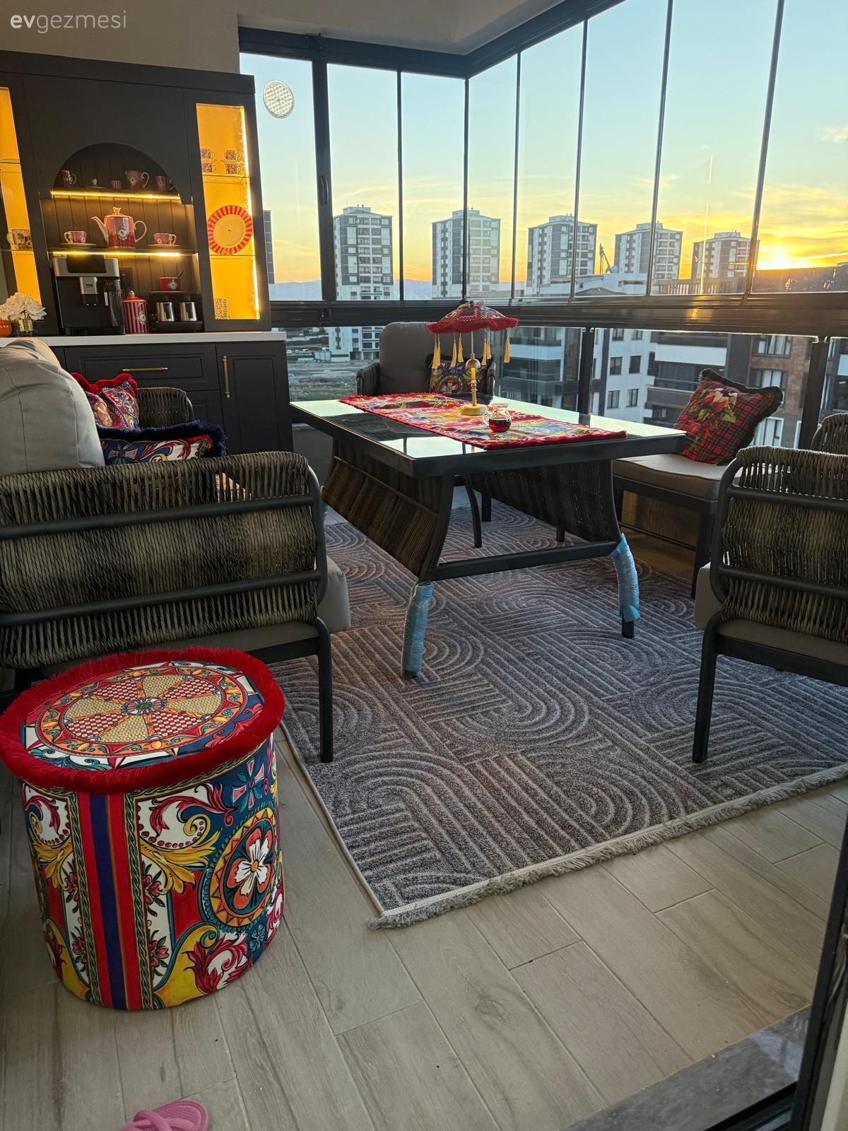 Kahve Köşesini İçine Alan Bir Diyarbakır Balkonu