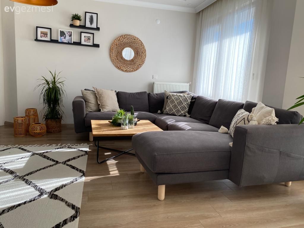 Salon, Bohem Dekorasyon, Beyaz, Gri, Antrasit  , İskandinav, Siyah, Ahşap Mobilya, Hasır, Köşe koltuk, Koltuk takımı, Orta sehpa, Sehpa, Kırlent, Ev tekstili, Halı, Salon halısı, Geometrik desen, Desenler, Duvar rafı, Duvar dekorasyonu, Ev bitkisi, Fener, Ev Aksesuar, Avize, Aydınlatma, Salon avizesi, Ayna, Parke