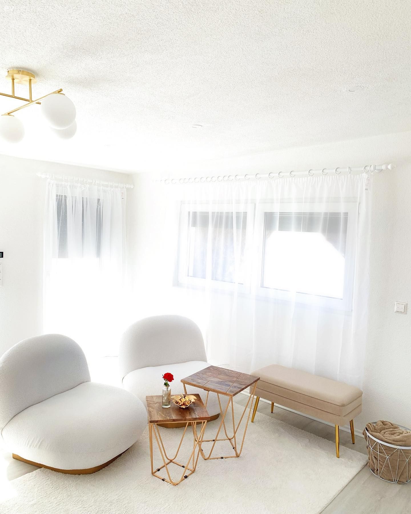 Beyazları Kuşanmış Bu Evde Altın Vurgularla Hareket Sağlanmış