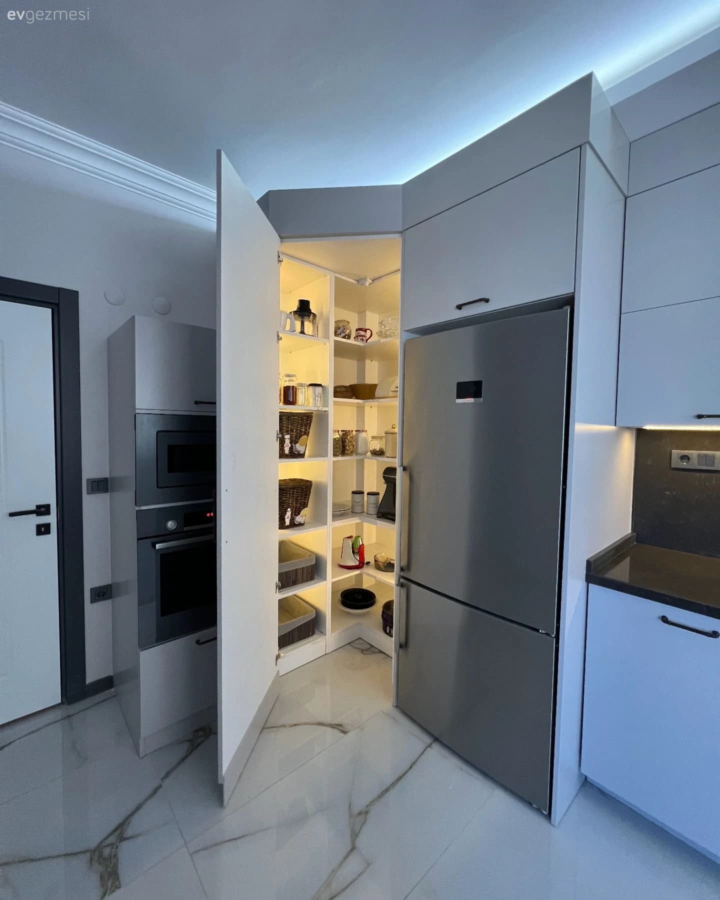 Asimetrik Dolaplar Bu Mutfağın Her Köşesine İşlevsellik Katmış