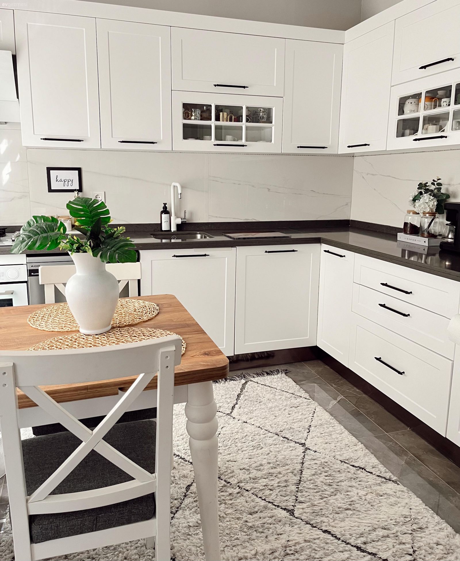 Mutfak, İskandinav, Beyaz, Siyah, Siyah tezgah, Mutfak tezgahı, Mutfak tezgah arası, Tezgah arası seramik, Halı, Sandalye, Mutfak masası