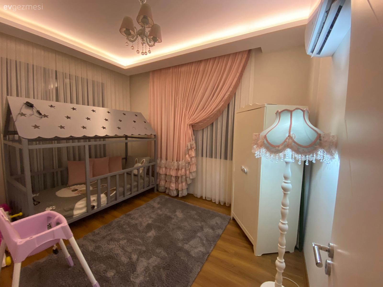 Çocuk Odası, Beyaz, Pudra pembe, Gri, Led aydınlatma, Aydınlatma, Çocuk odası halısı, Dolap, Parke, Çocuk odası aydınlatması, Lambader