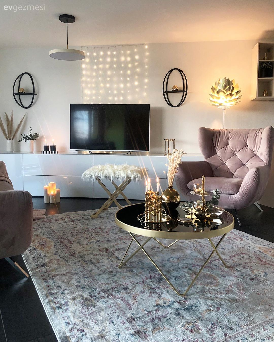 Salon, Modern, Pudra pembe, Bej, Krem, Siyah, Altın, Koltuk takımı, Orta sehpa, Sehpa, Sehpa üstü aksesuarı, Ev Aksesuar, Metal ayaklı sehpa, Yuvarlak sehpa, Yuvarlak ayna, Dekoratif ayna, Kırlent, Ev tekstili, Halı, Salon halısı, Tv ünitesi