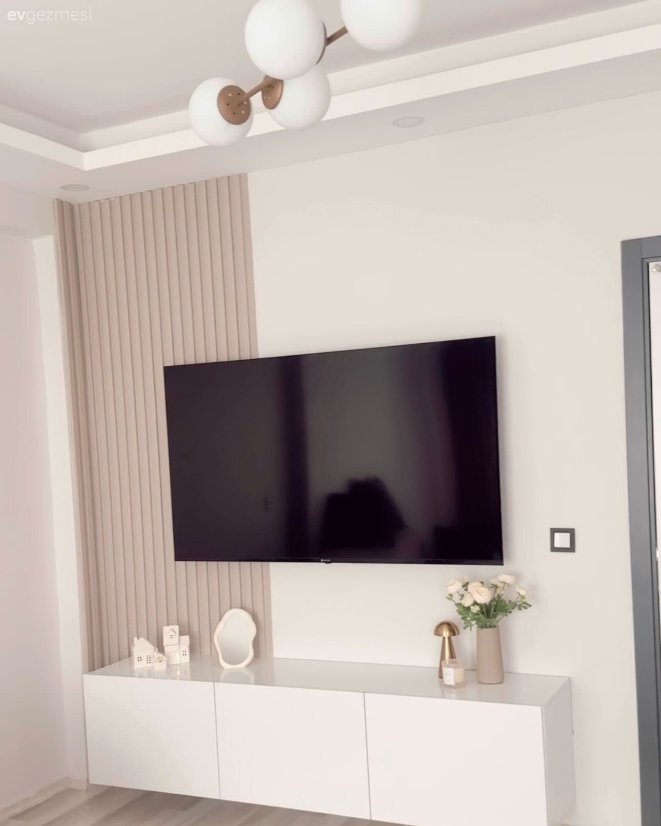 Tv ünitesi, Tv ünitesi aksesuarları, Ev Aksesuar, Krem, Duvar çıtalama, Dekoratif Objeler, Avize, Aydınlatma