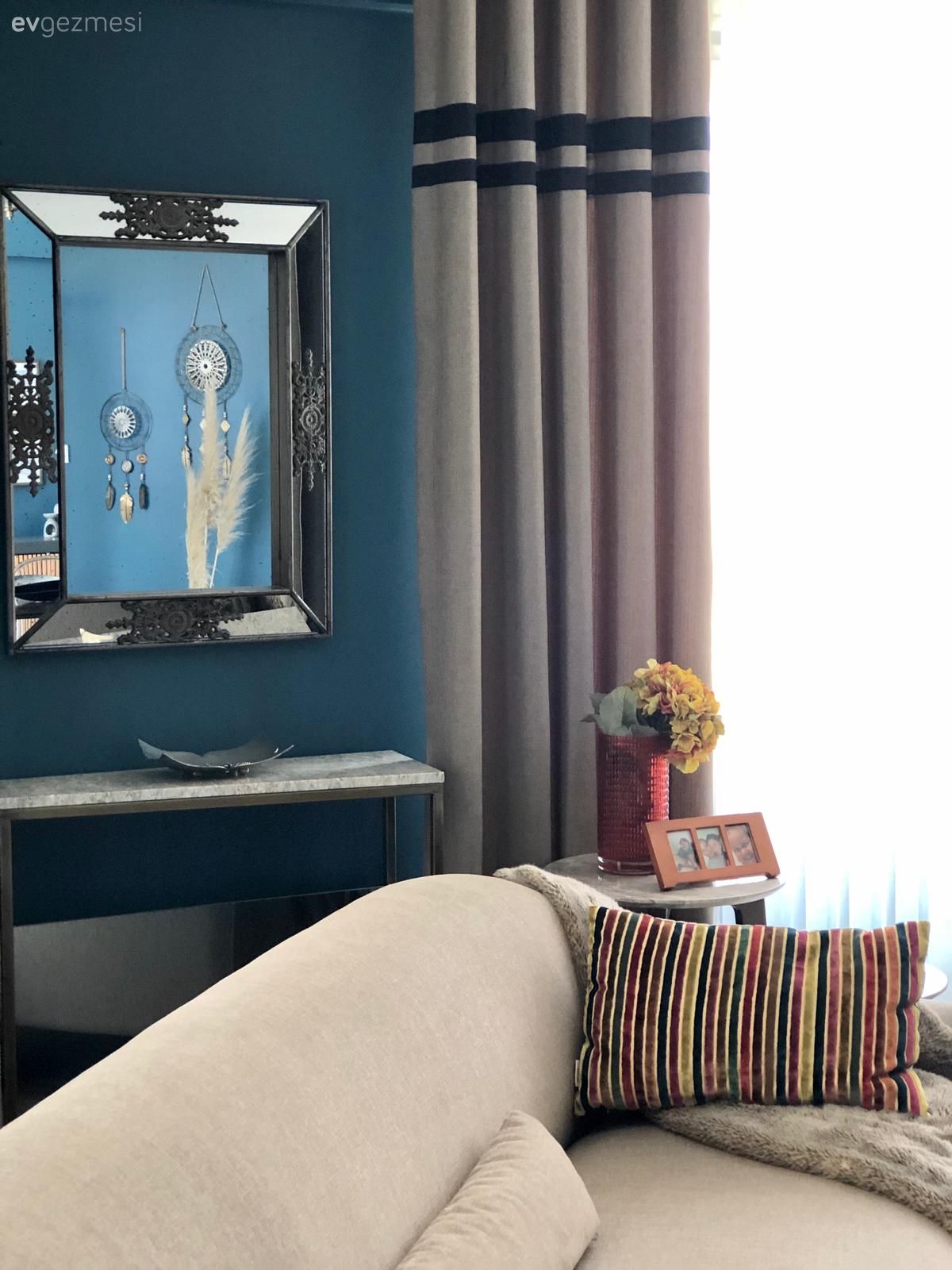 Salon, Mavi duvar, Bej, Fon perde, Perde, Tül perde, Koltuk takımı, Kırlent, Ev tekstili, Ayna çerçeve, Aynalı aksesuar, Tablo, Duvar dekorasyonu, Orta sehpa, Sehpa, Sehpa üstü aksesuarı, Ev Aksesuar, Yan sehpa