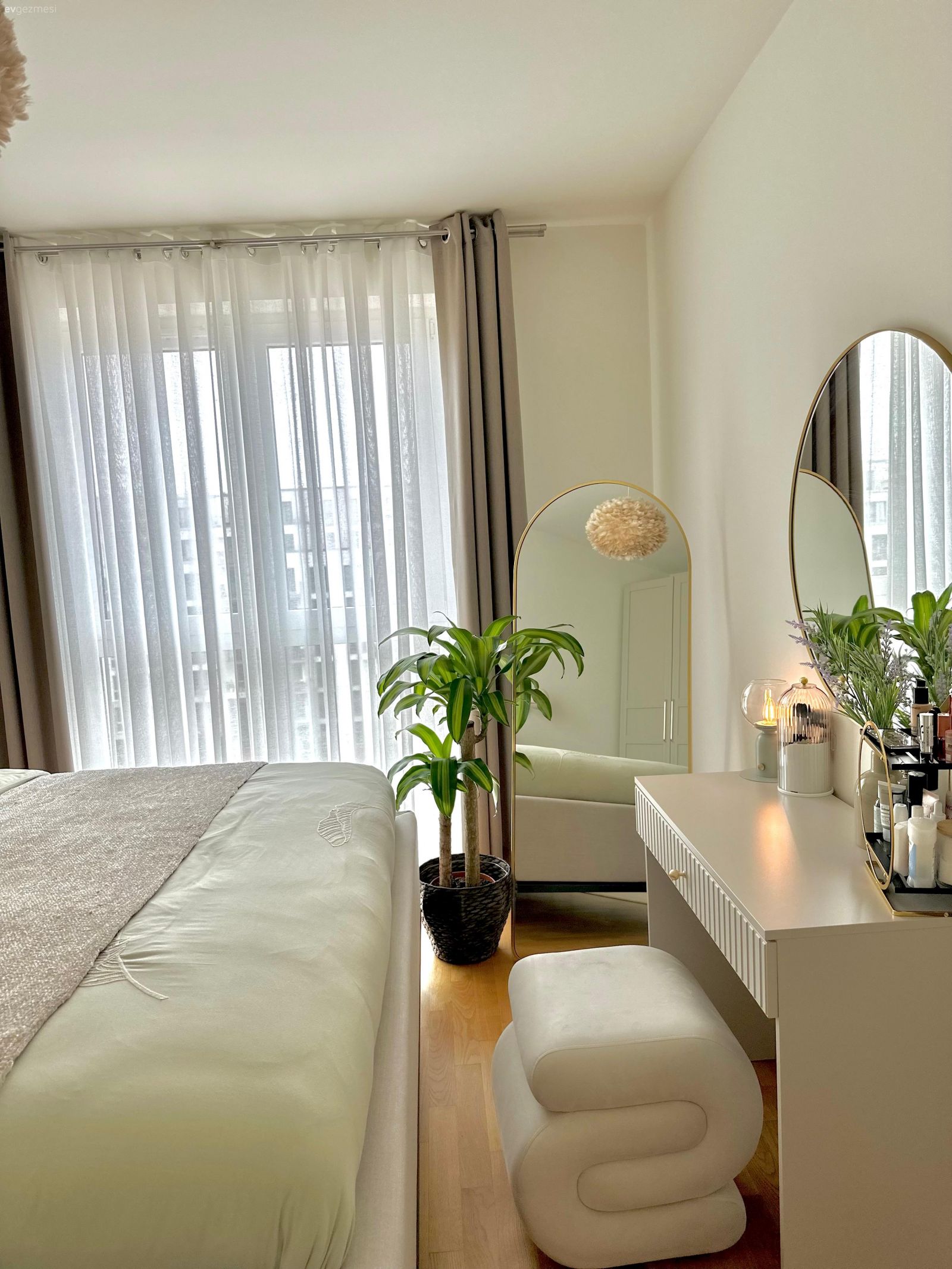 Beyaz, İskandinav, Yatak örtüsü, Yatak Odası, Makyaj masası, Makyaj aynası, Ev bitkisi, Saksı, Puf