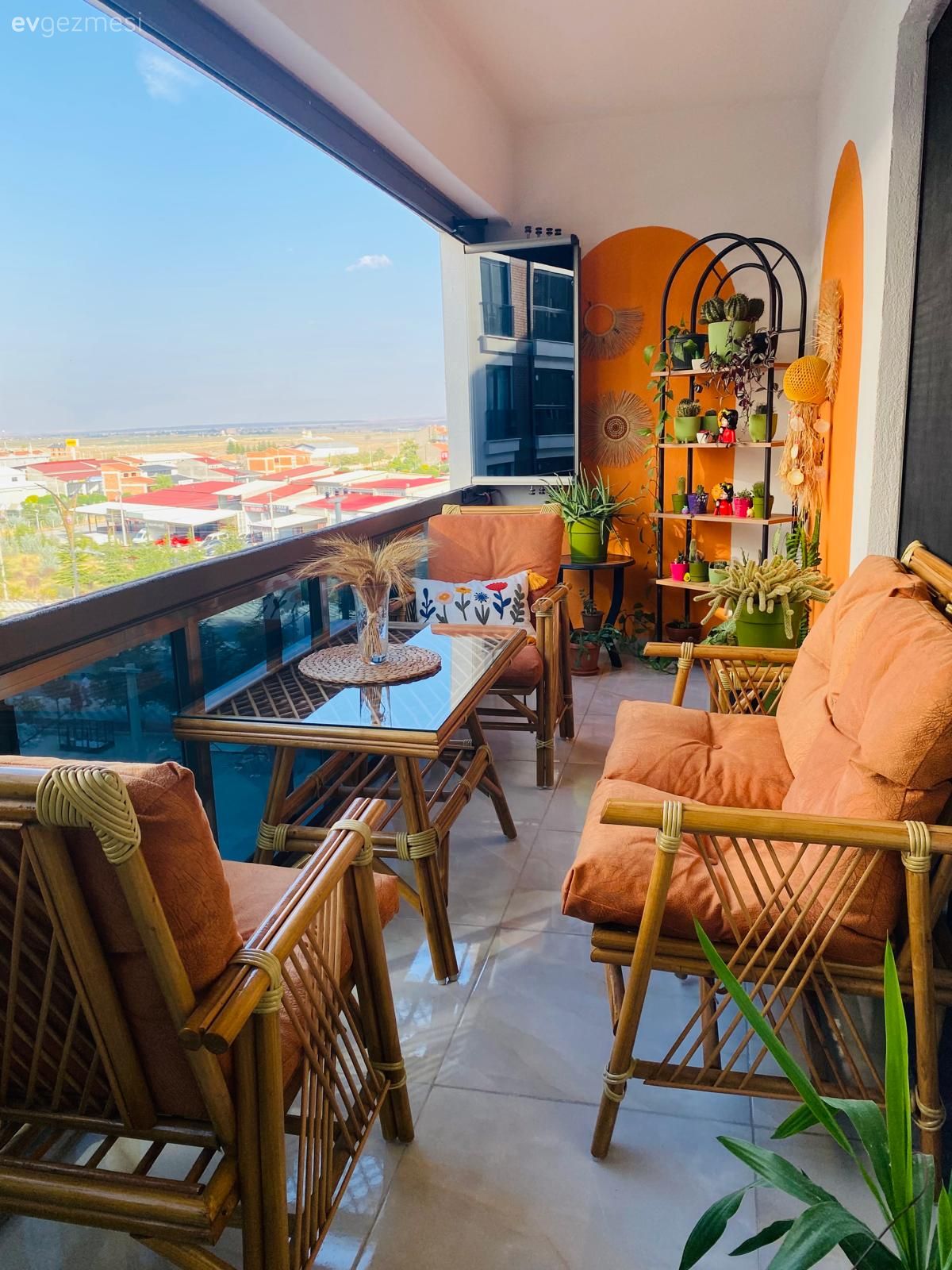 Balkon, Turuncu, Ahşap Mobilya, Hasır, Balkon oturma grubu, Turuncu duvar rengi, Ev bitkisi, Balkon masası
