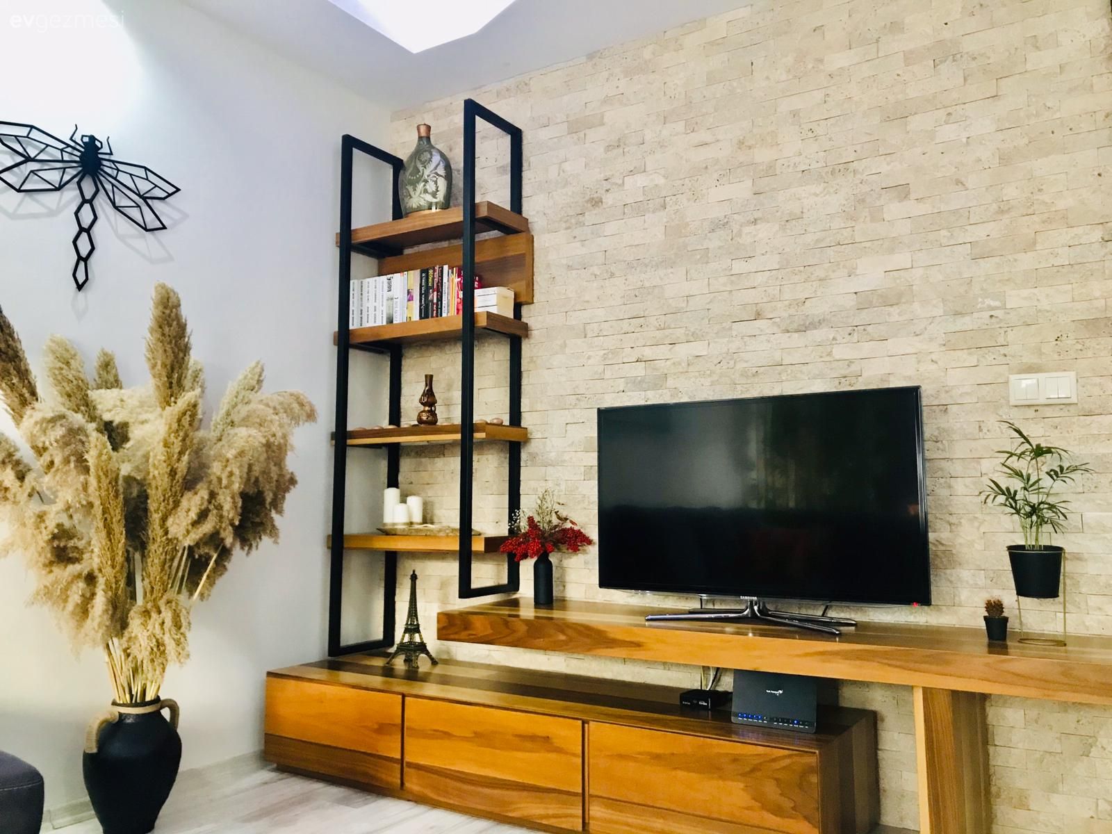 Salon, Modern rustik, Siyah, Kahverengi, Ev bitkisi, Tv ünitesi, Tv ünitesi aksesuarları, Ev Aksesuar, Taş duvar, Duvar dekorasyonu, Kitaplık, Vazo, Pampas otu, Duvar panosu