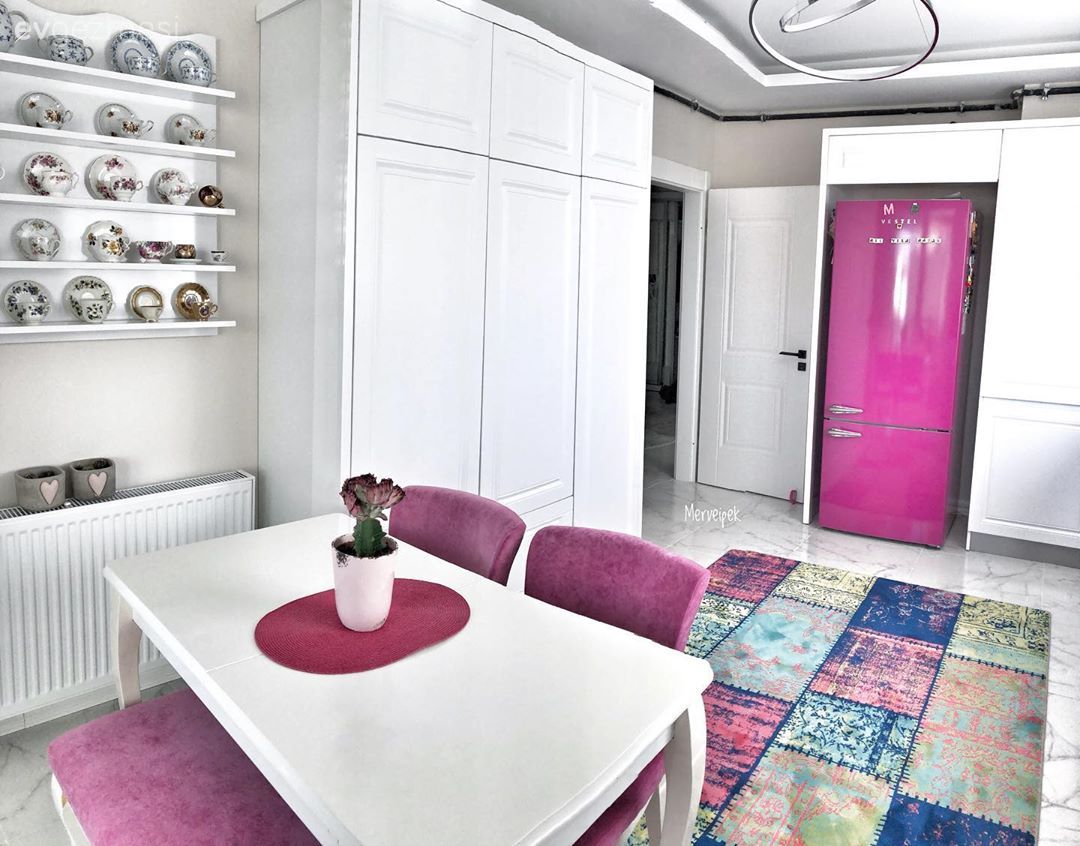 Mutfak, Büyük mutfak, Beyaz mutfak, Fuşya, Mutfak tezgahı, Mutfak tezgah arası, Mutfak masası, Sandalye, Zebra Perde, Perde, Avize, Aydınlatma, Mutfak Avize Modelleri, Halı, Mutfak halısı, Patchwork halı, Bank