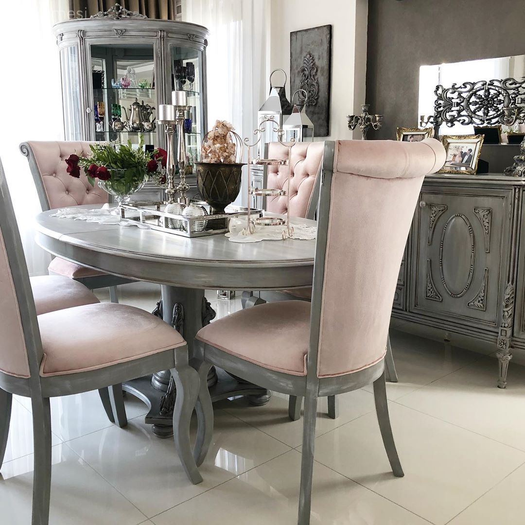 Yemek Odası, Gri, Pudra pembe, Gümüş, Yemek masası, Sandalye, Kapitone sandalye, Vitrin, Konsol, Konsol üzeri dekoratif objeleri, Antrasit duvar, Duvar panosu, Duvar dekorasyonu, Tül perde, Perde, Ayna, Şamdan, Ev Aksesuar, Vazo, Kristal aksesuarlar, Oymalı mobilya, Dekoratif Objeler
