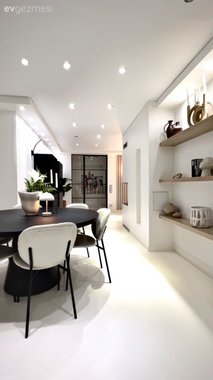 Beyaz ve Siyahı Seven Bu Evde Keskin Hatlara da Yer Var Kıvrımlara da!