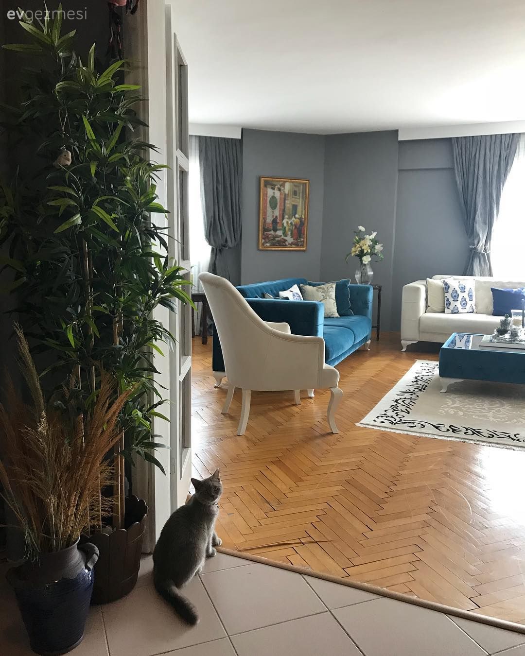 Salon, Mavi, Beyaz, Gri duvar, Koltuk takımı, Berjer, Fon perde, Perde, Parke, Halı, Salon halısı, Orta sehpa, Sehpa, Tablo, Duvar dekorasyonu