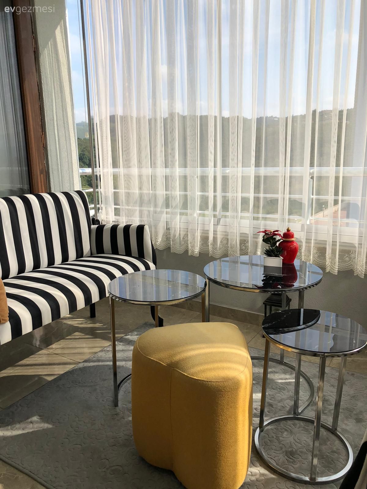 Balkon, Beyaz, Siyah, Sarı, Çizgili desen, Desenler, Tül perde, Perde, Balkon masası, Puf