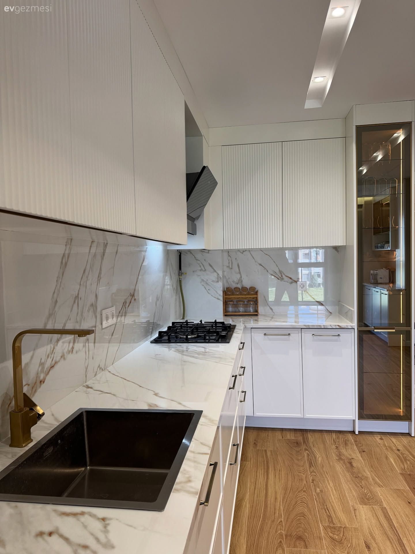 Lambri Kapaklar Bu Mutfağın Albenisini Daha Çok Arttırmış