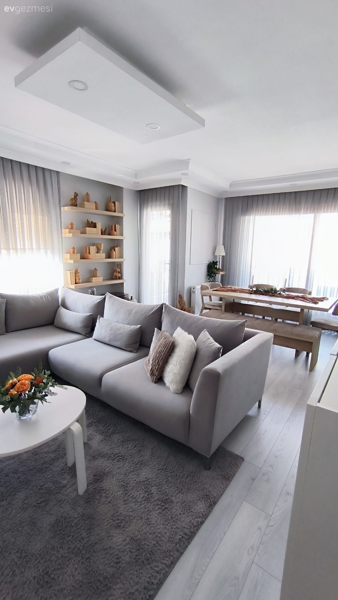 Salon, İskandinav, Bej, Beyaz, Gri, Köşe koltuk, Koltuk takımı, Orta sehpa, Sehpa, Halı, Salon halısı, Duvar rafı, Duvar dekorasyonu, Kitaplık, Tül perde, Perde