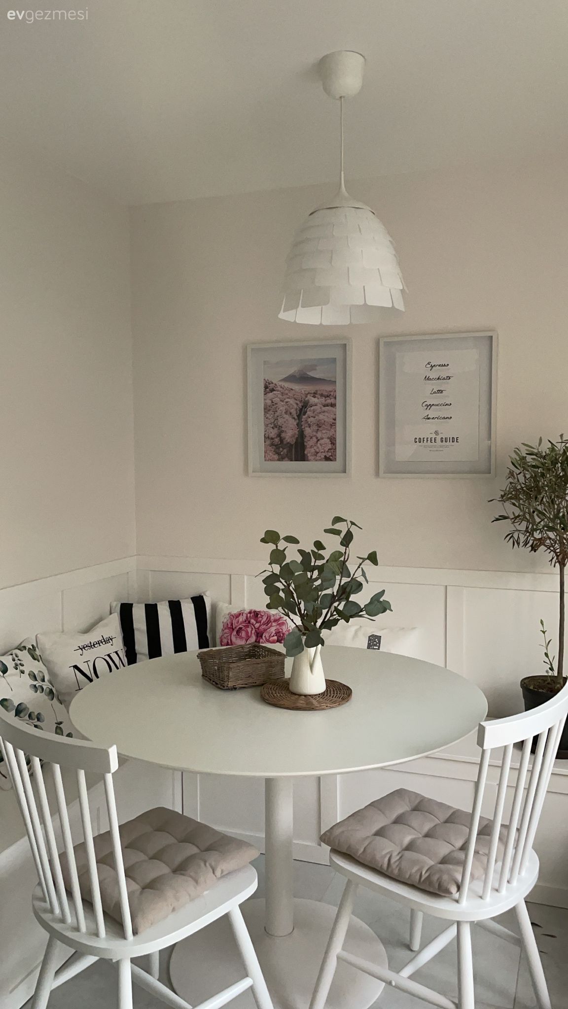 Mutfak köşesi, Mutfak, Beyaz, Gri, Mutfak masası, Sandalye, Mutfak duvar dekorasyonu, Siyah- Beyaz, Çizgili desen, Desenler, Mutfak Avize Modelleri, Sarkıt, Aydınlatma, Vazo, Ev Aksesuar, Çerçeve