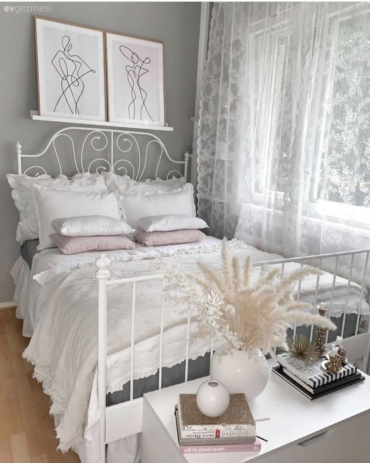 Yatak Odası, Beyaz, Gri, Tül perde, Perde, Tablo, Duvar dekorasyonu, Duvar rafı, Vazo, Ev Aksesuar, Pampas otu, Gri duvar