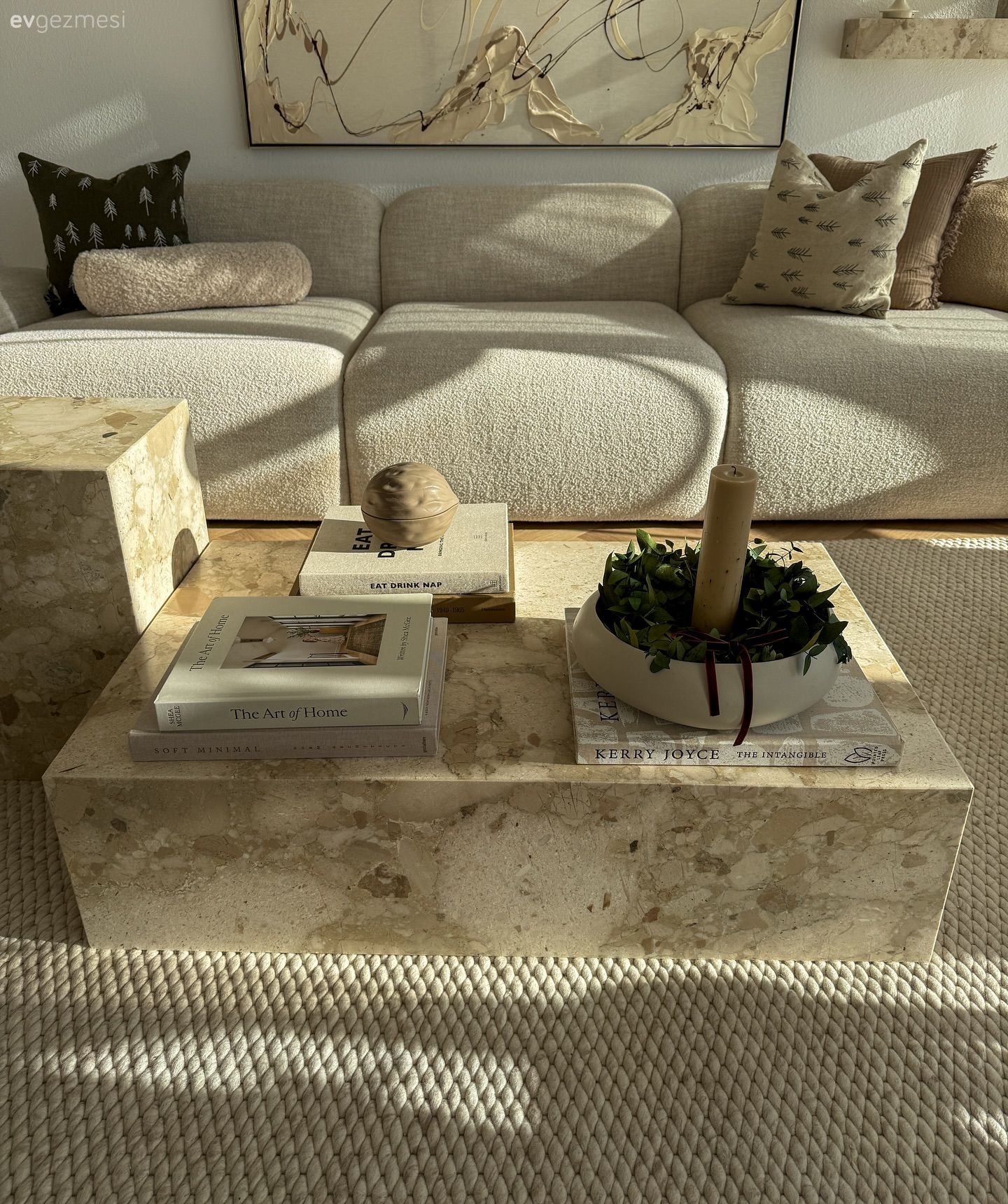 Salon, İskandinav, Modern, Beyaz, Bej, Krem, Koltuk takımı, Puf, Oval Mobilya, Tablo, Duvar dekorasyonu, Orta sehpa, Sehpa, Beyaz halı, Salon halısı, Halı, Kırlent, Ev tekstili, Dekoratif Objeler