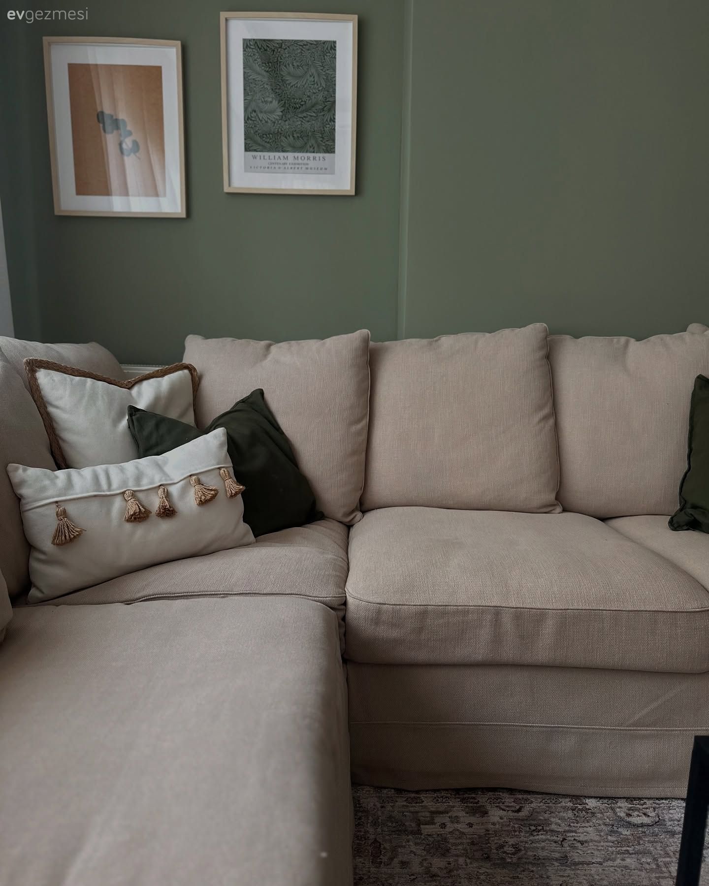 Yeşil duvar, Çerçeve, Köşe koltuk, Koltuk takımı, Kırlent, Ev tekstili, Bej, Krem