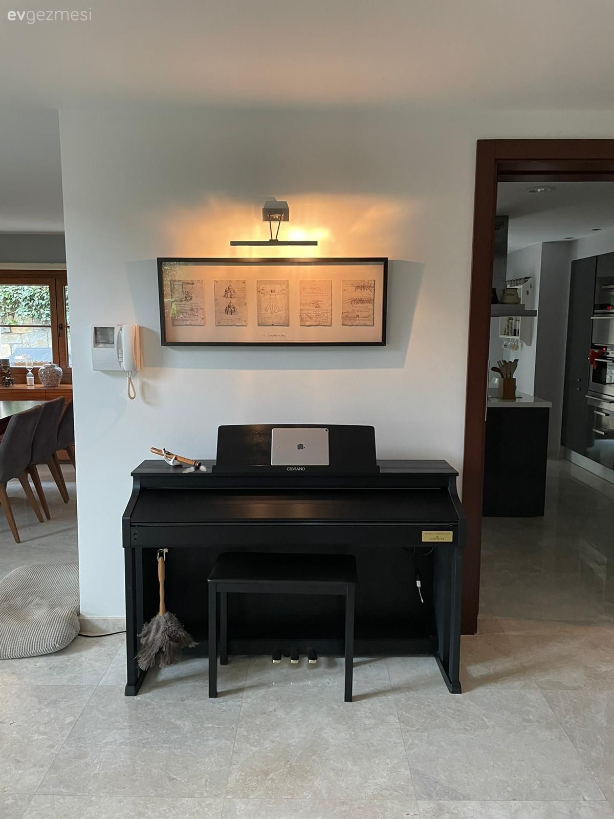 Zamansızlık Hissi Veren Bu Evde Az ve Çok Ortak Paydada Buluşmuş!