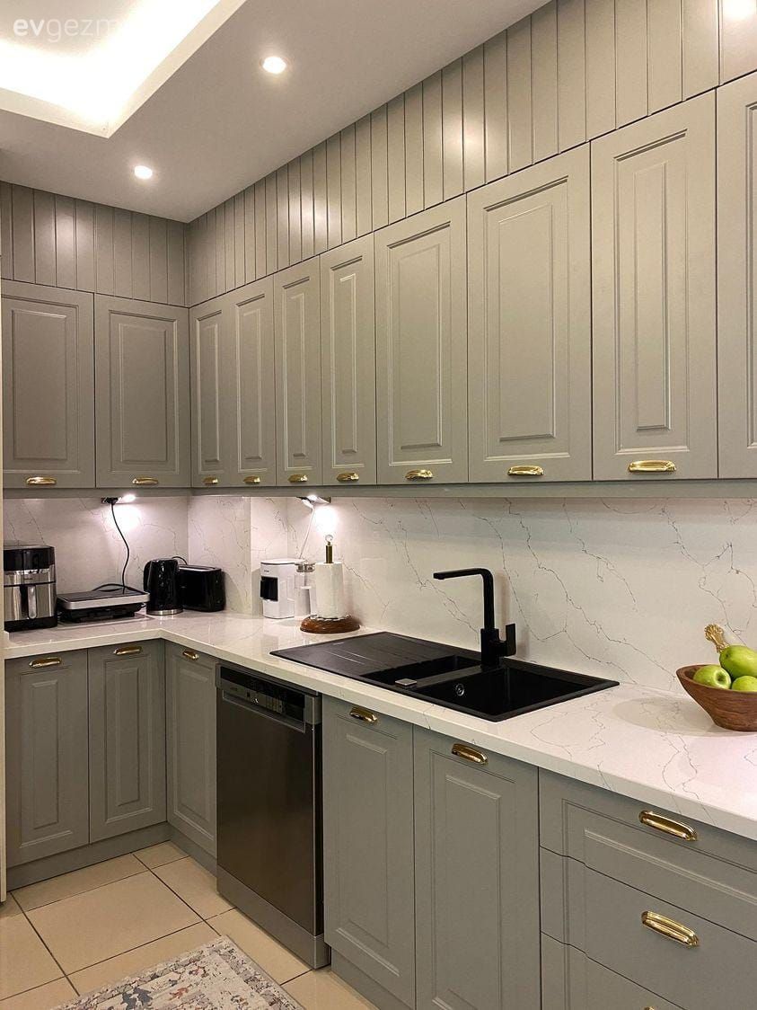 Mutfak, Country mutfak, Gri mutfak, Beyaz, Gri, Siyah, Altın, Mutfak tezgahı, Porselen tezgah, Eviye , Spot aydınlatma, Aydınlatma, Mutfak aksesuarları