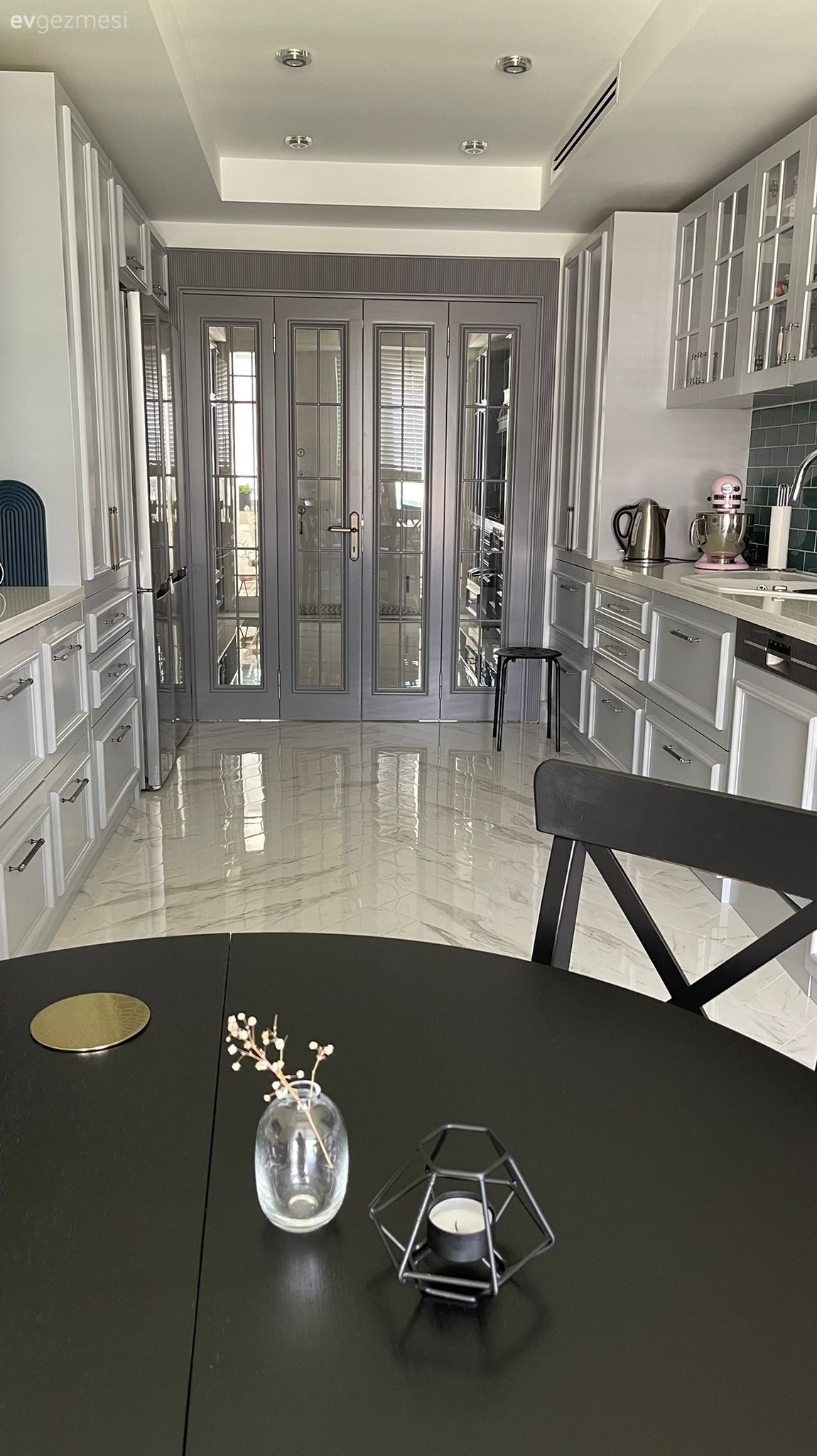 Mutfak, Gri, Beyaz, Yeşil, Modern, Art deko, Shaker kapaklı dolaplar, Mutfak tezgahı, Mutfak tezgah arası, Tezgah arası seramik, Metro seramik, Seramik, Mutfak zemin seramikleri, Sandalye, Mutfak masası, Siyah