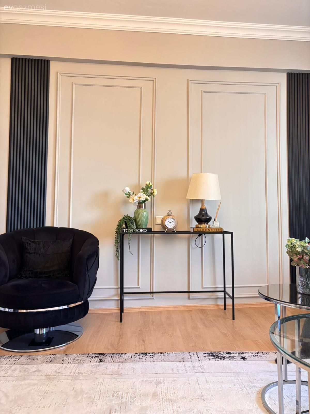 Duvar çıtalama, Siyah, Krem, Dresuar, Halı, Salon halısı, Cam orta sehpa, Orta sehpa, Dekoratif Objeler