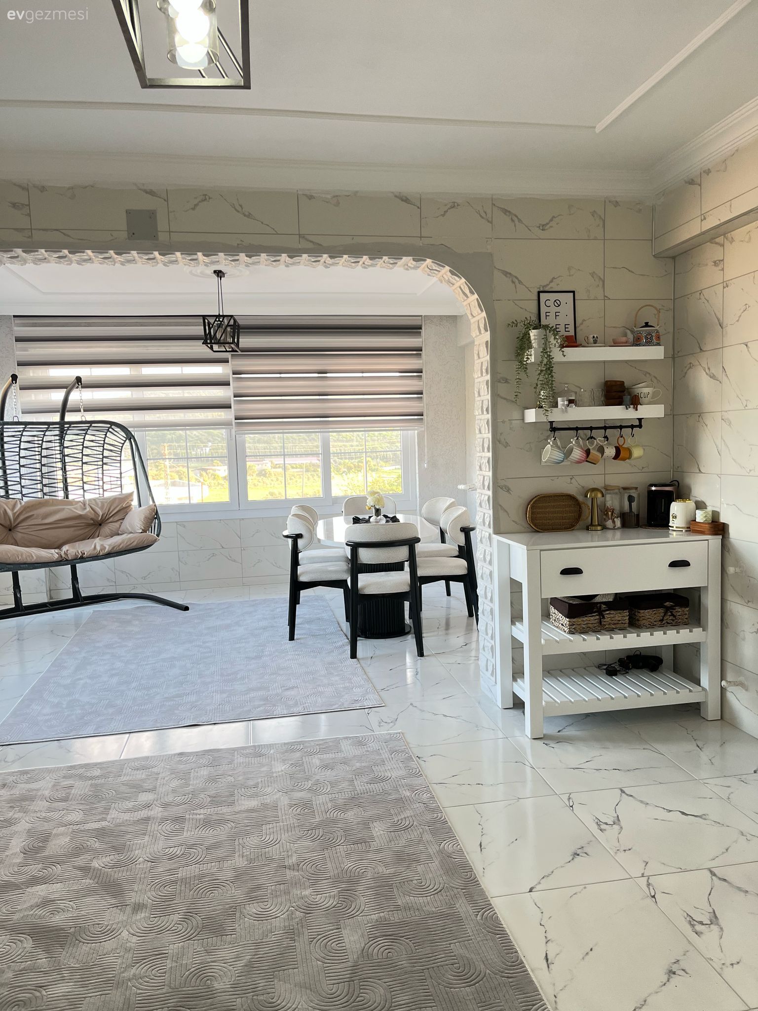 Bu Hatay Evinde Beyaz ve Turuncu Uyumu Esas Alınmış