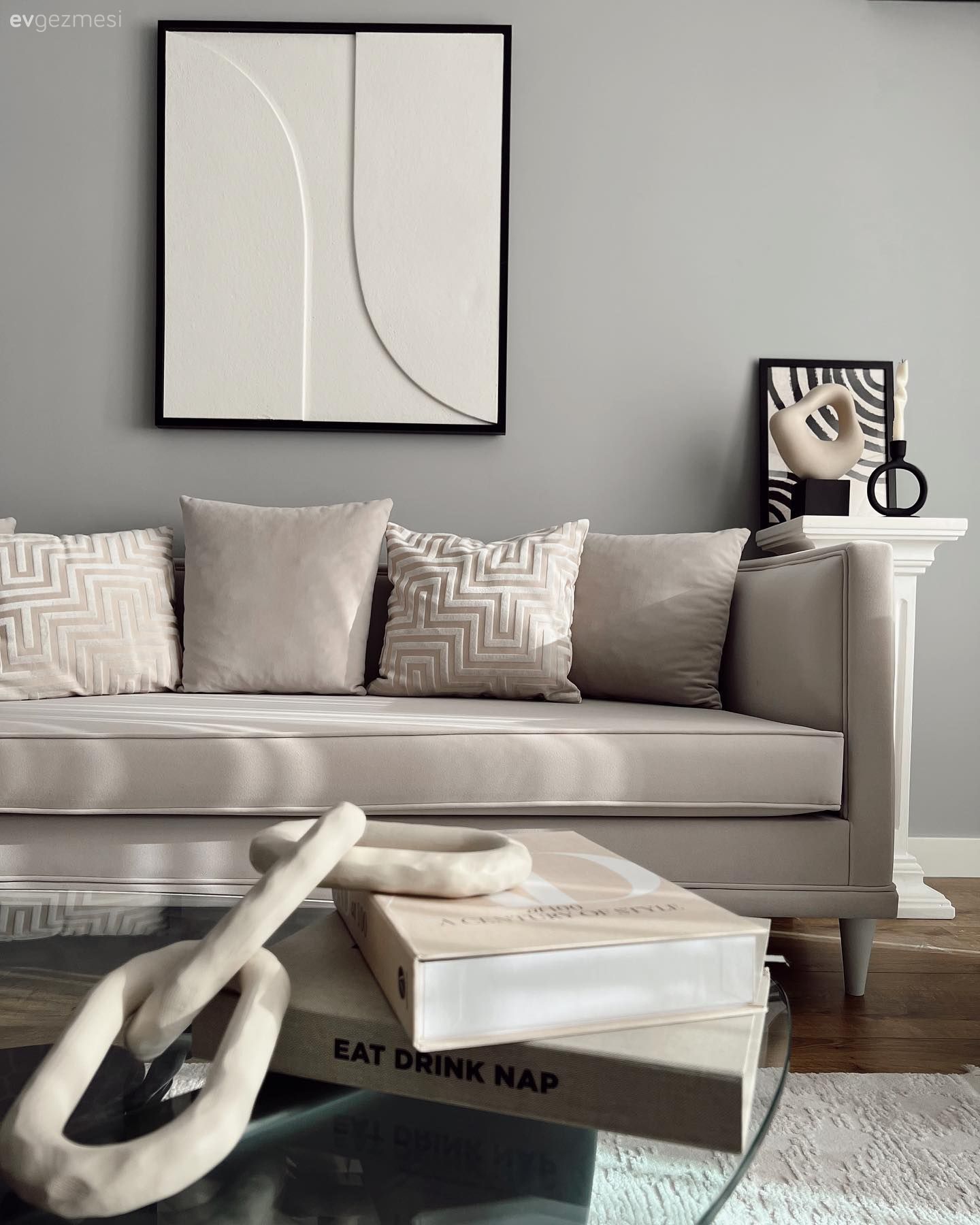 Tablo, Duvar dekorasyonu, Gri duvar, Koltuk takımı, Cam orta sehpa, Orta sehpa, Kırlent, Ev tekstili