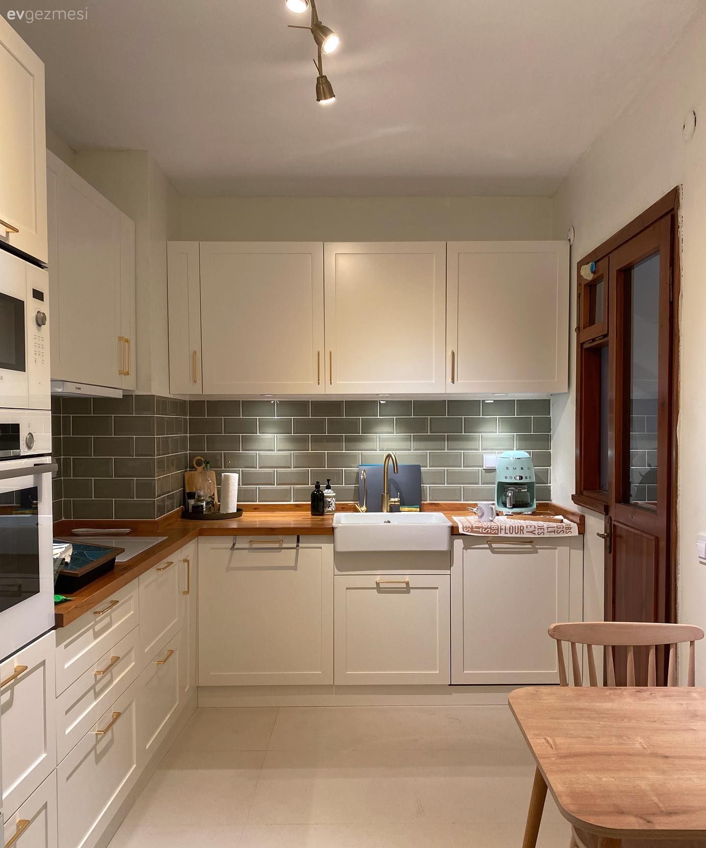 Mutfak, Beyaz ve ahşap mutfak, Yeşil, Ahşap mutfak tezgahı, Mutfak tezgahı, Shaker kapaklı dolaplar, Mutfak Avize Modelleri, Ankastre, Sandalye, Mutfak masası, Mutfak aksesuarları, Eviye , Mutfak tezgah arası, Tezgah arası seramik