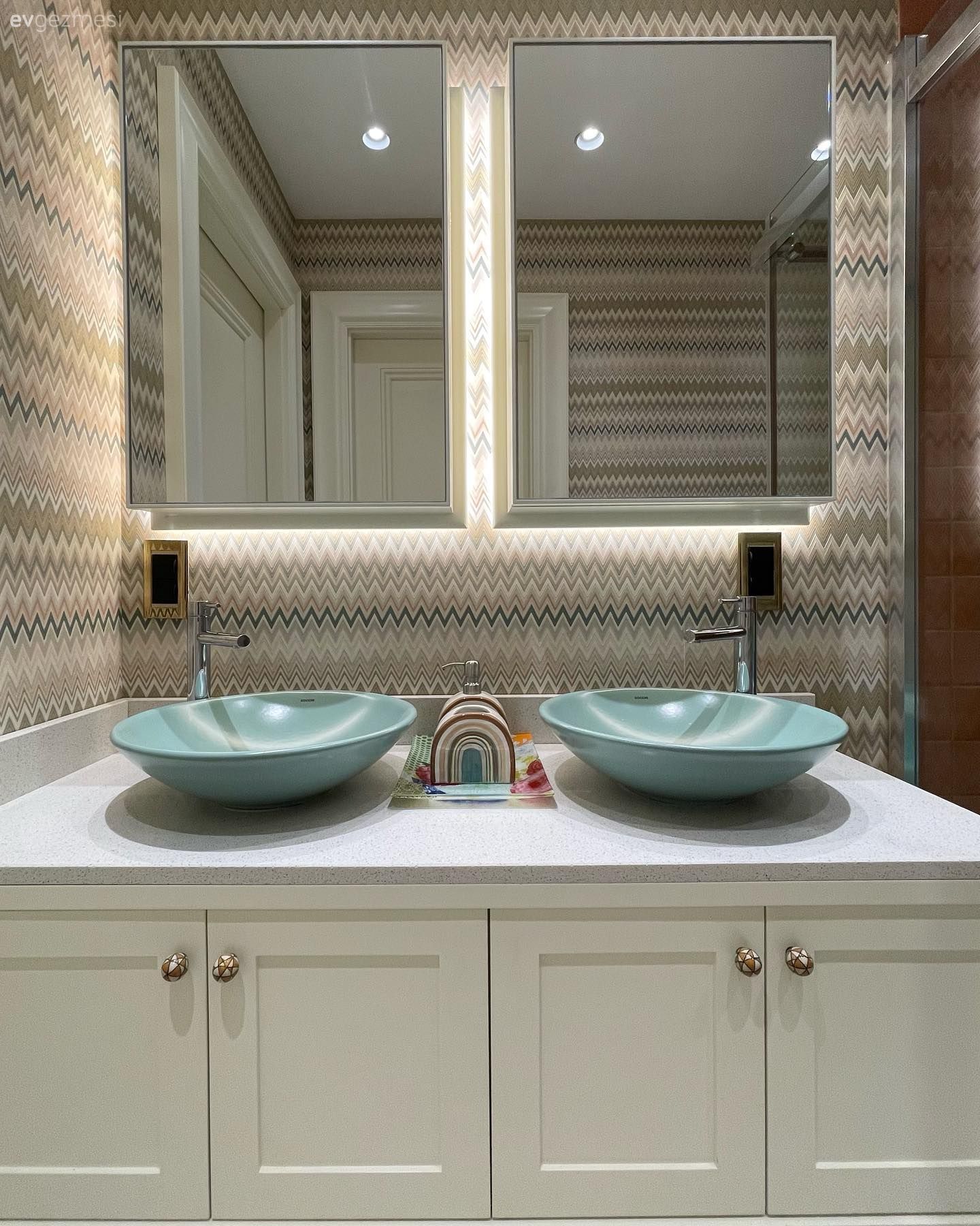 Retro Havayı İçine Çekmiş Bu Banyo Zevkli Seçimlerle Dolu!