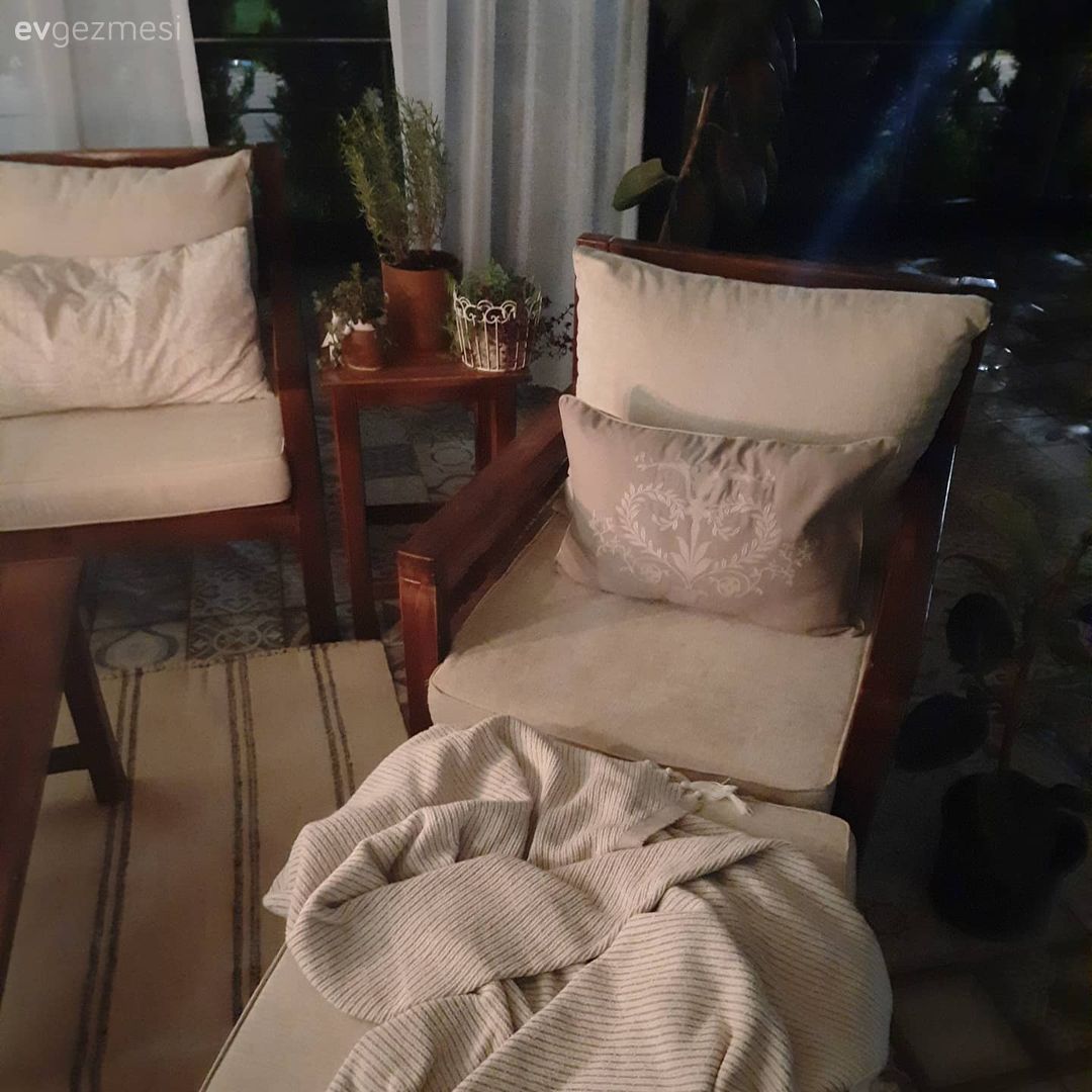 Beyaz, Kahverengi, Bahçe masası, Yan sehpa, Sehpa, Ev bitkisi, Saksı, Balkon halısı