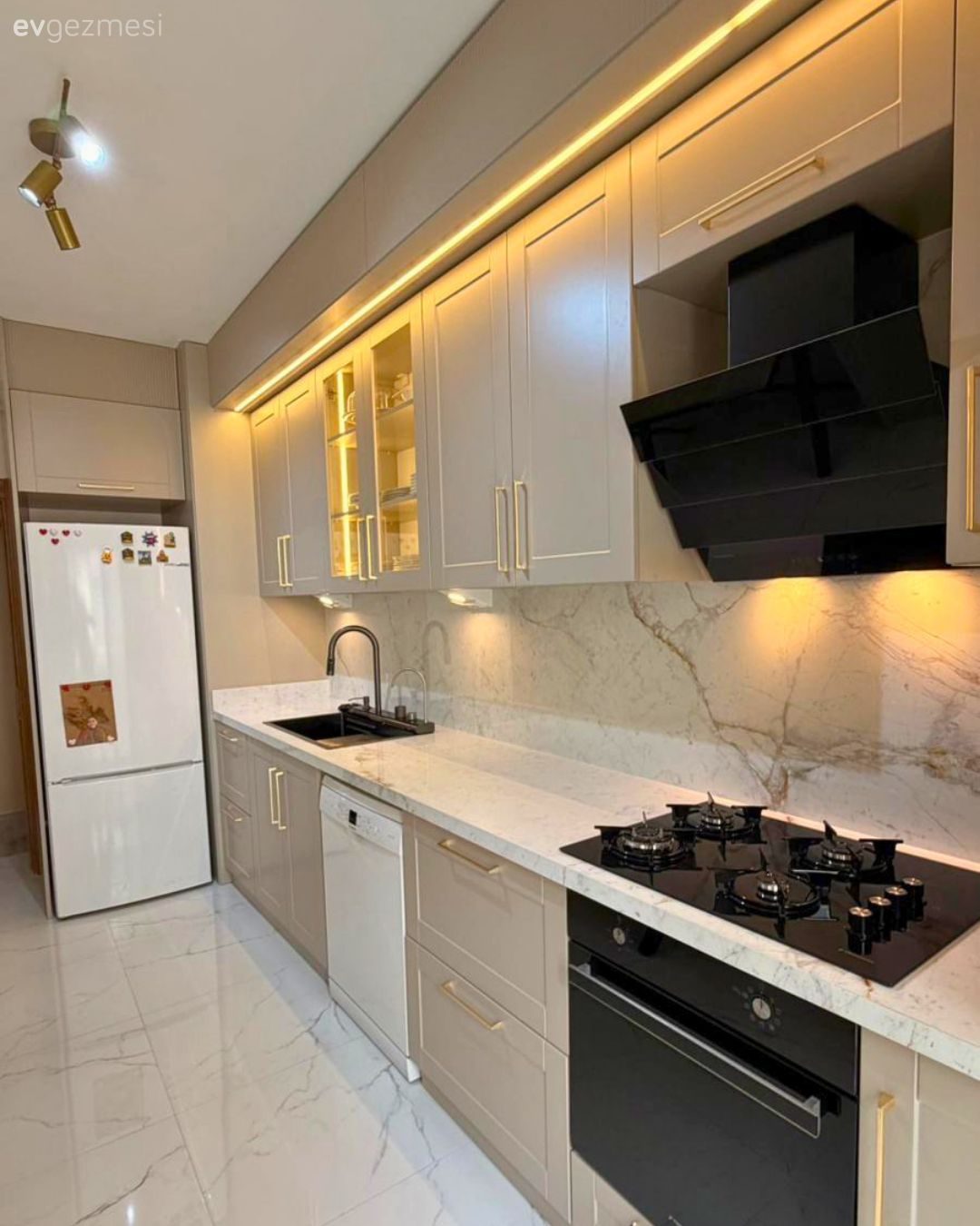 Bu Koridor Tipi Mutfakta Dolap Rengi Her Zamana Uyacak Türden