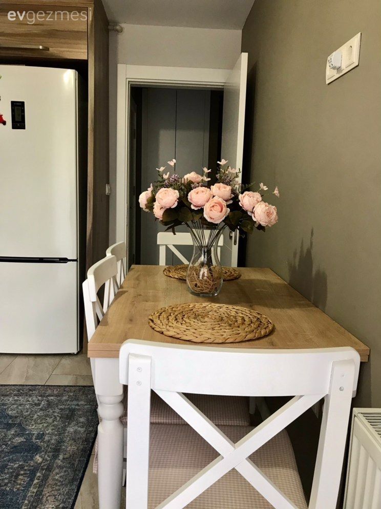 Mutfak, Beyaz ve ahşap mutfak, Sandalye, Mutfak masası, Vizon, Mutfak halısı, Vazo, Ev Aksesuar