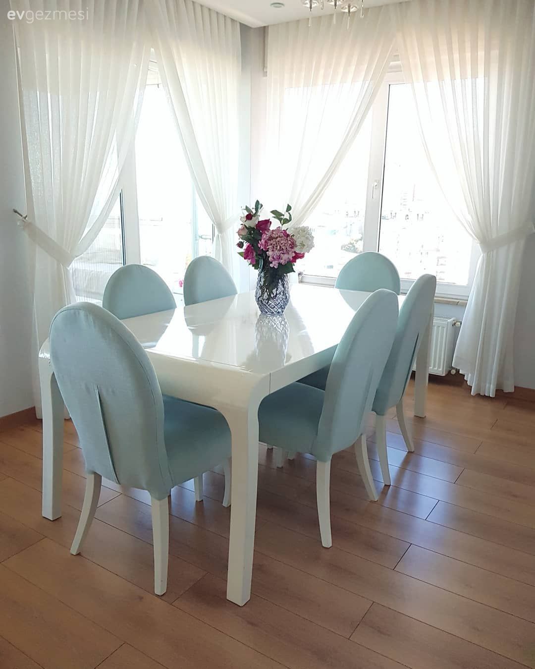 Mutfak masası, Sandalye, Mavi, Beyaz, Vazo, Ev Aksesuar, Çiçekler, Tül perde, Perde