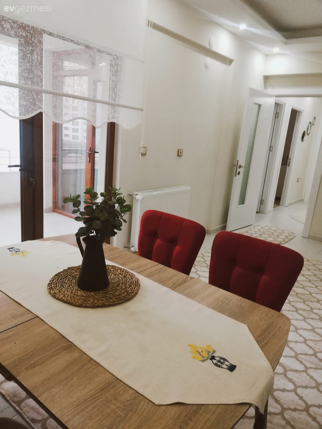 Mutfak, Beyaz, Kırmızı, Vizon, Mutfak tezgahı, Mutfak tezgah arası, Mutfak halısı, Sandalye, Mutfak masası, Mutfak perdesi, Mutfak Avize Modelleri