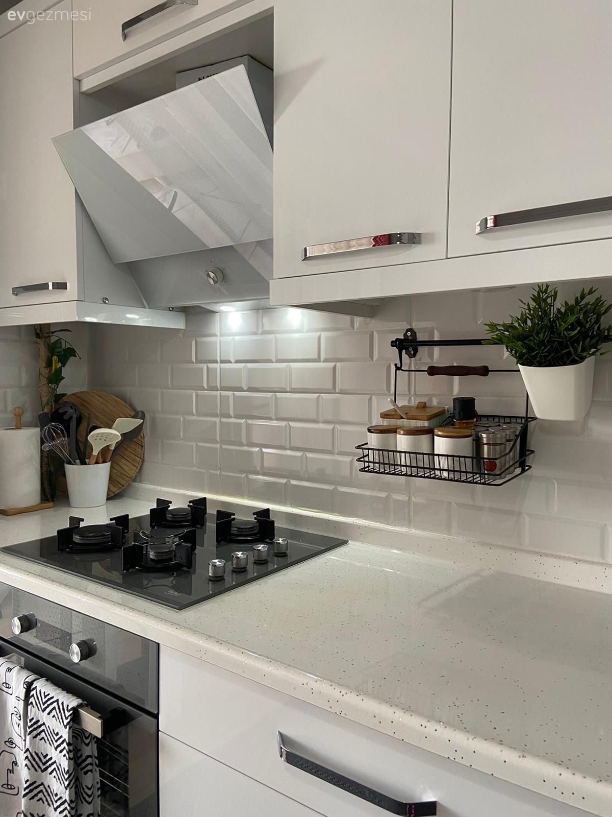 Beyaz, Mutfak tezgahı, Mutfak, Mutfak tezgah arası, Metro seramik, Seramik, Davlumbaz