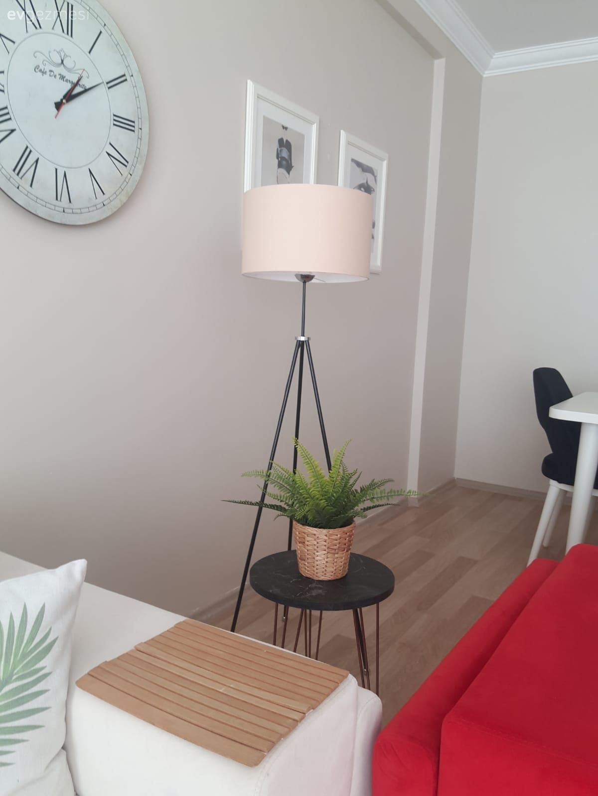 Bu Modern Esintili Dekora Kırmızı Çok Yakışıyor